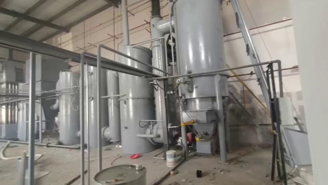 工業(yè)垃圾熱解焚燒爐安裝現(xiàn)場