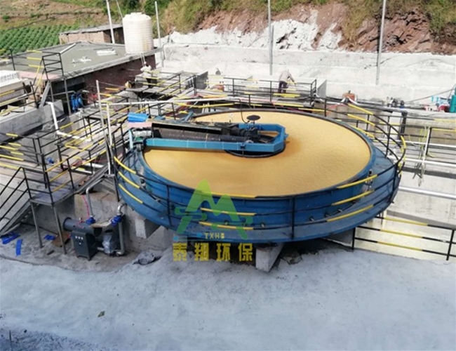 中心轉(zhuǎn)動刮（吸）泥機